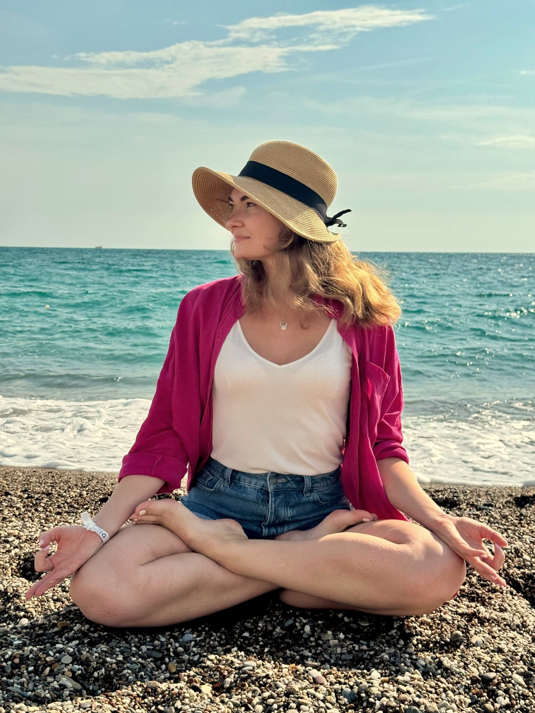 Anastasiia Mamlina sitzt entspannt am Strand