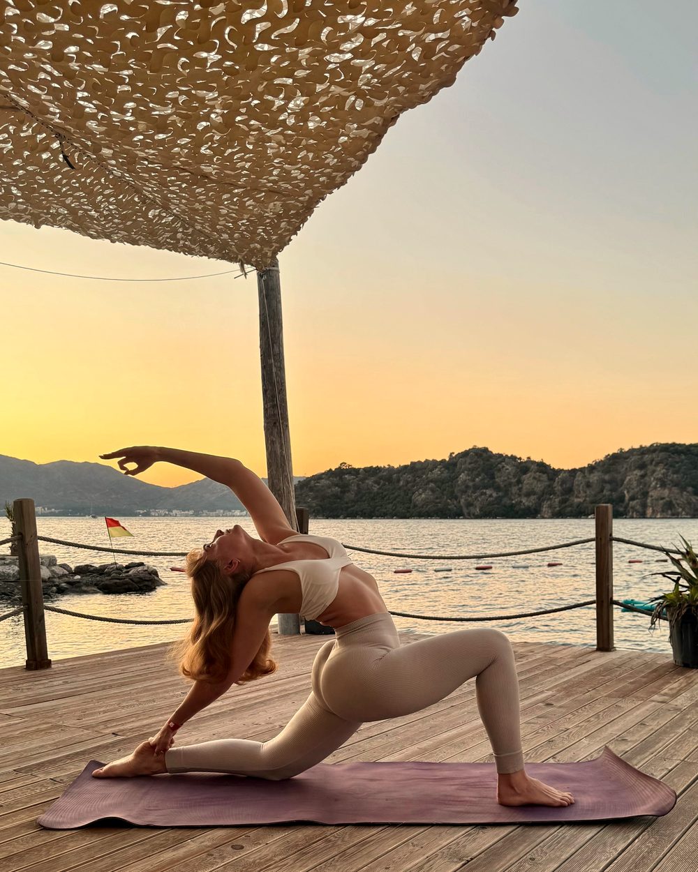 Anastasiia Mamlina in einer Yoga-Haltung